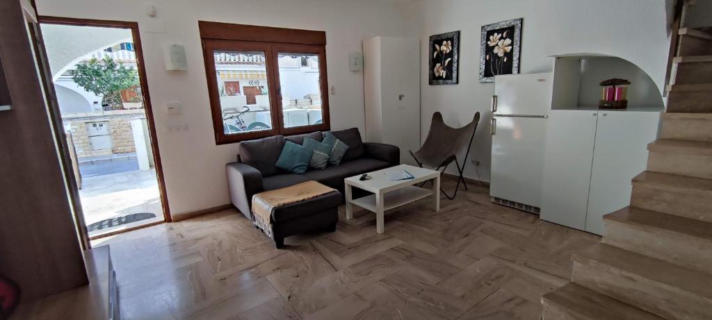 Kuchyňa alebo kuchynka v ubytovaní Beach Breeze Townhouse by the beach