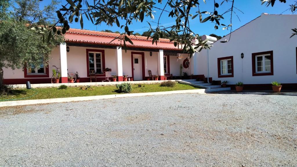 Casa blanca con techo rojo en Monte Sul da Pintada, en Montemor-o-Novo