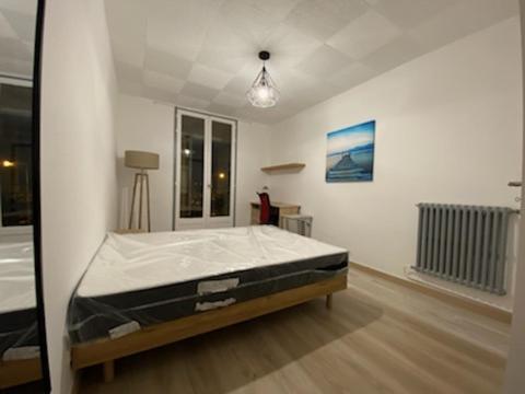 - une chambre avec un lit dans l'angle dans l'établissement Grand appartement 3 chambres, à Perpignan