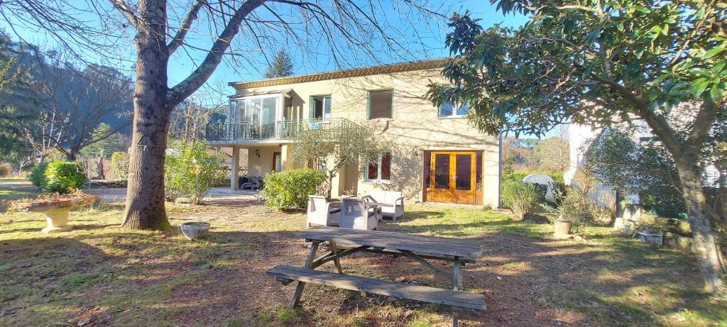 une maison avec un banc devant dans l'établissement Vakantiehuis & Gîte Rêve sous le Ciel, à Peyremale