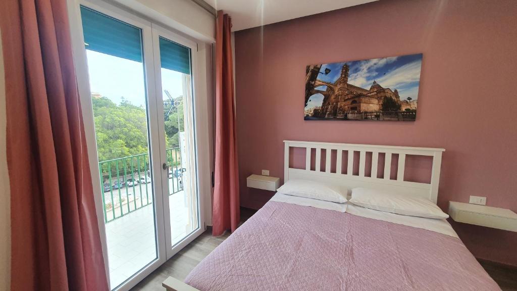 1 dormitorio con cama y ventana grande en Garibaldi Rooms 29 - Piazza Marina a Palermo - In pieno Centro. en Palermo