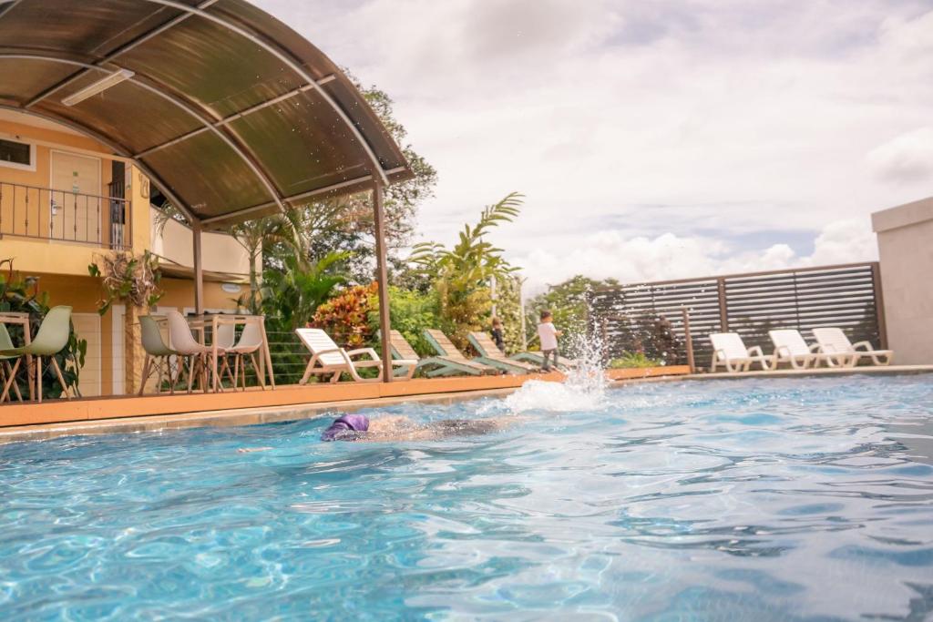 Bazén v ubytování Hotel Zima nebo v jeho okolí