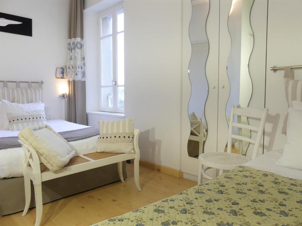 Hôtel Aux Tamaris - Vue Mer - Chambre Lits Jumeaux Standard - Vue Sur Ville