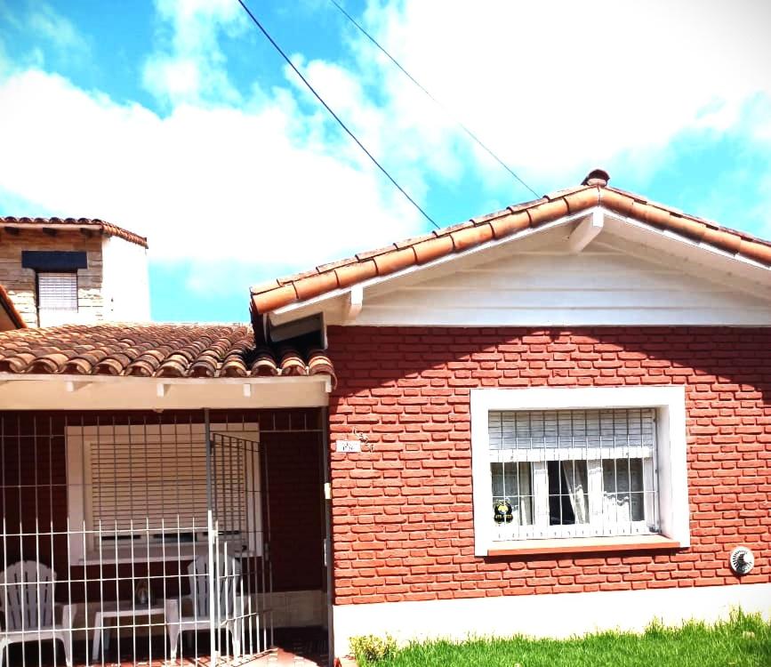 ein rotes Backsteinhaus mit einem Fenster in der Unterkunft La Casa de Pichona in Miramar