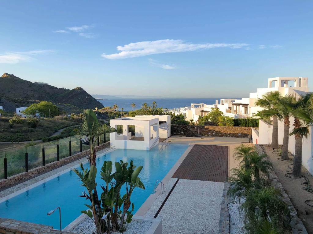 widok na basen w willi w obiekcie Casa Indalo - Resort Macenas Mojacar w mieście Mojácar