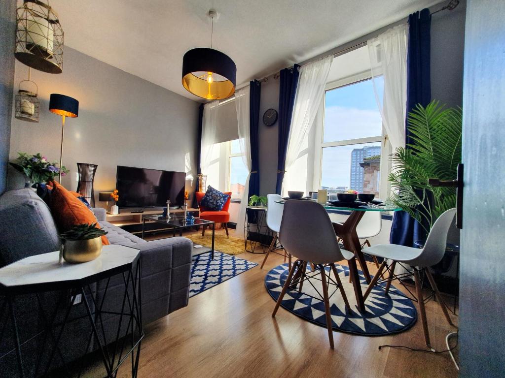 Cosy bedroom for 2 in shared flat in City Centre, Glasgow (updated