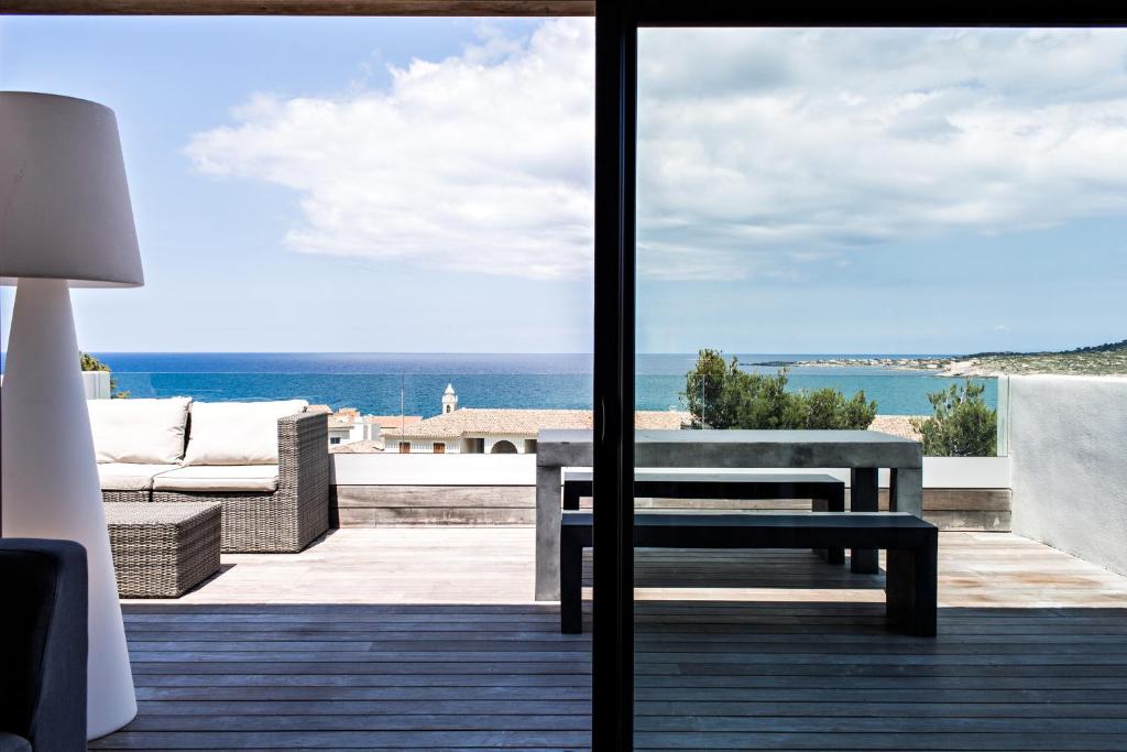- une vue sur l'océan depuis le balcon d'une maison dans l'établissement L'Ecrin, à Algajola