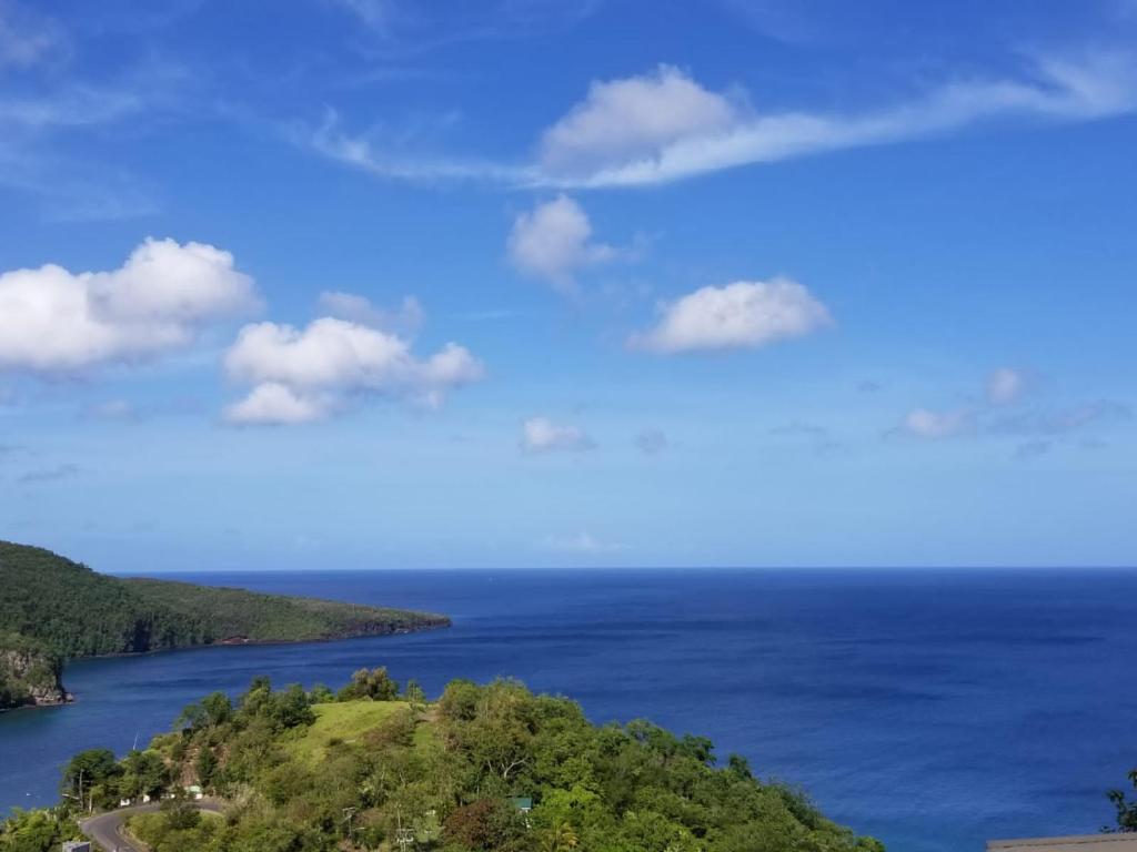 uma vista para o oceano a partir de uma colina em Best View Apartments em Anse La Raye