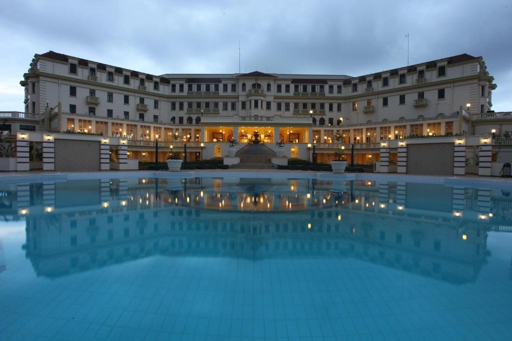 un hotel con piscina frente a un edificio en Polana Serena Hotel en Maputo