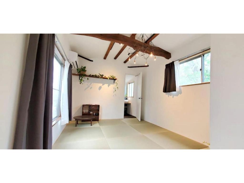sala de estar con silla y ventanas en Tomareru Relaxation salon Yukiki - Vacation STAY 29653v en Kawagoe