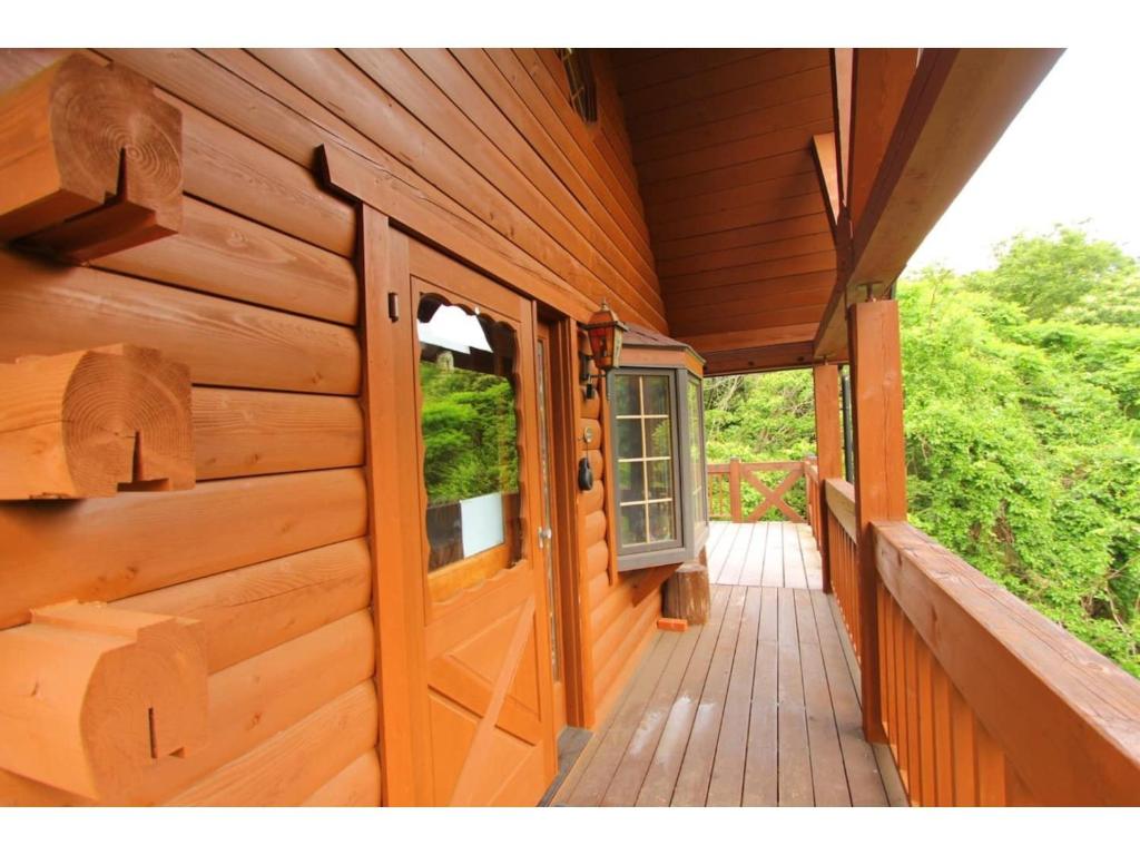 - une véranda en bois avec une fenêtre dans l'établissement GlampHouse DAISEN Forest - Vacation STAY 30118v, à Yonago