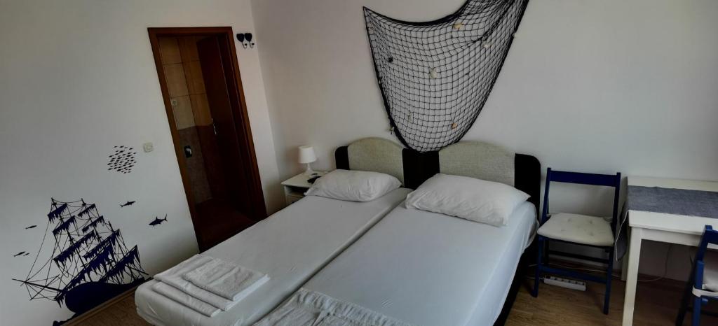 Postel nebo postele na pokoji v ubytování Apartmani Neva Supetar