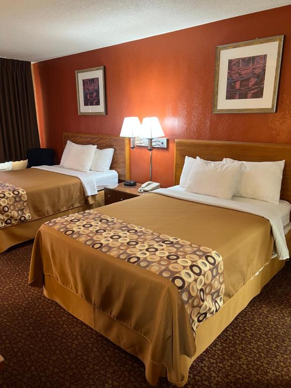 Postel nebo postele na pokoji v ubytování Executive Inn Schenectady Downtown