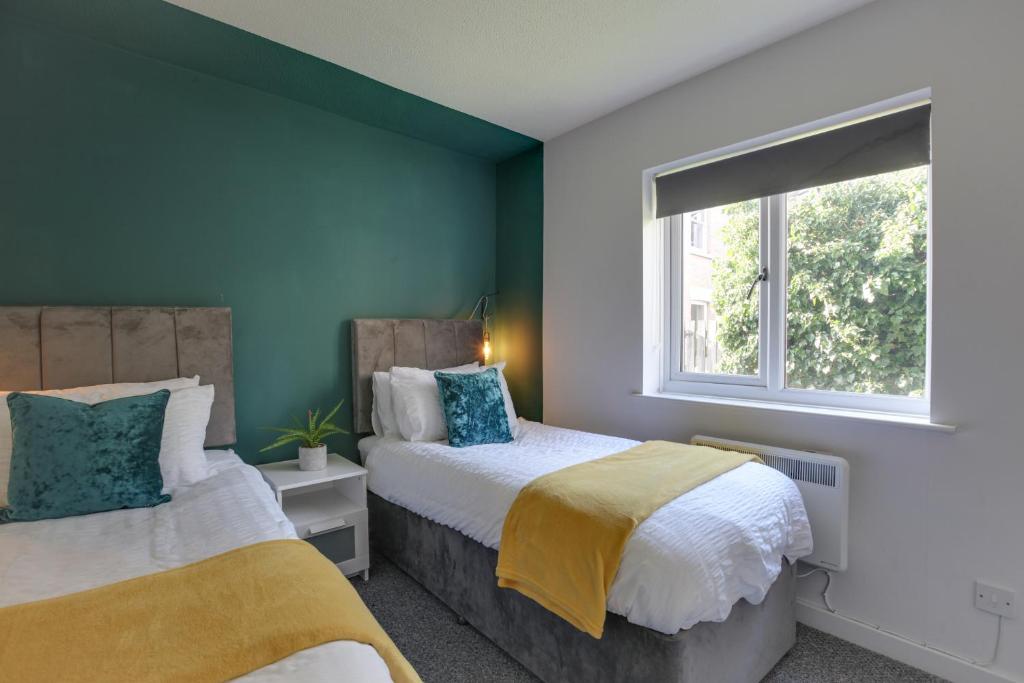Ένα ή περισσότερα κρεβάτια σε δωμάτιο στο George Suite - Central Location - Free Allocated Parking
