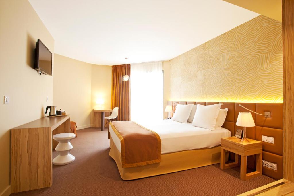 Postel nebo postele na pokoji v ubytování Golden Tulip Avignon Le Paradou