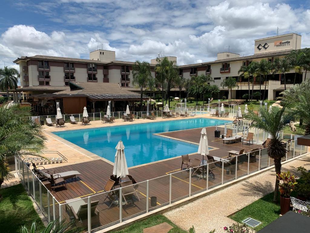 uma grande piscina em frente a um hotel em Flat Life Resort com vista pra piscina/lago em Brasília