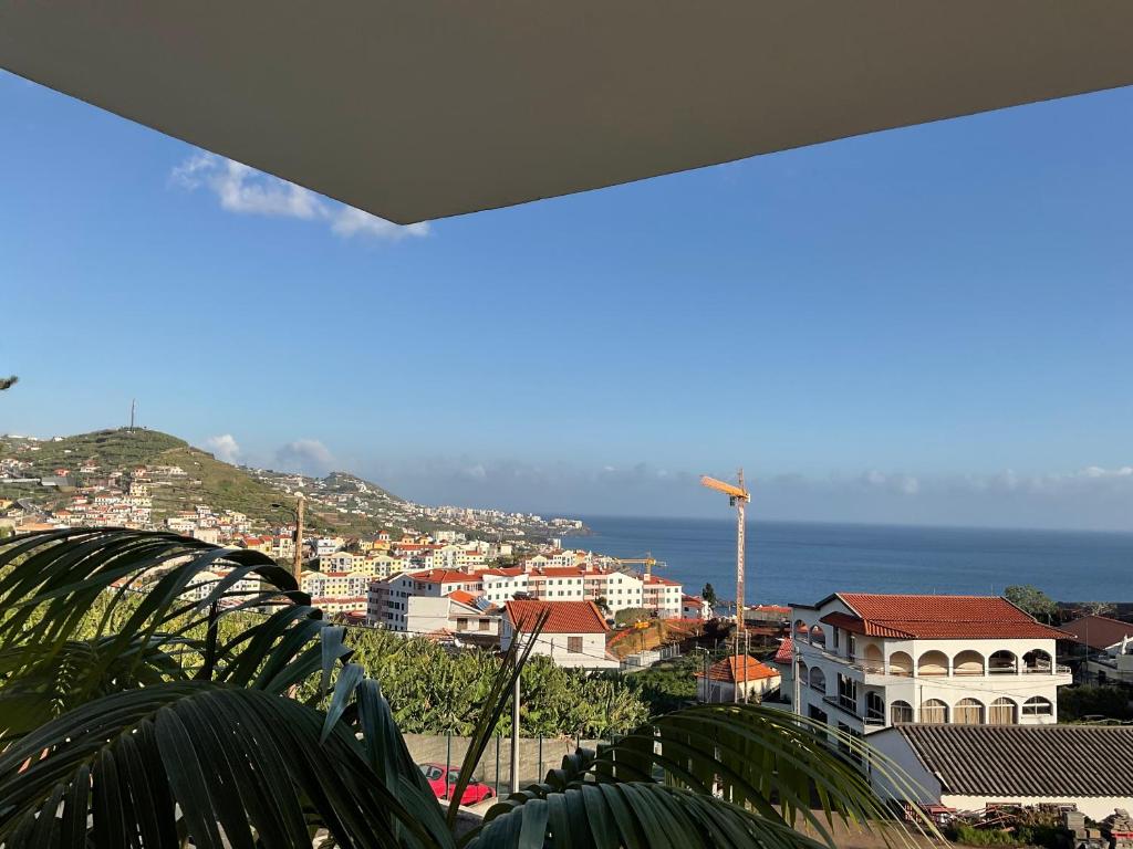 uma vista de uma cidade com o oceano ao fundo em Sol & Mar Rancho em Câmara de Lobos