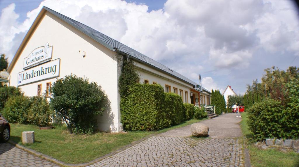 PoseritzにあるGasthaus & Hotel Lindenkrugの側面に看板がある建物