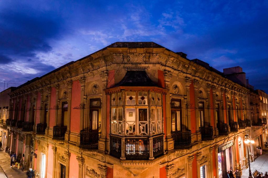 un edificio antiguo con un balcón en el lateral. en Iturbide500 hostal en San Luis Potosí