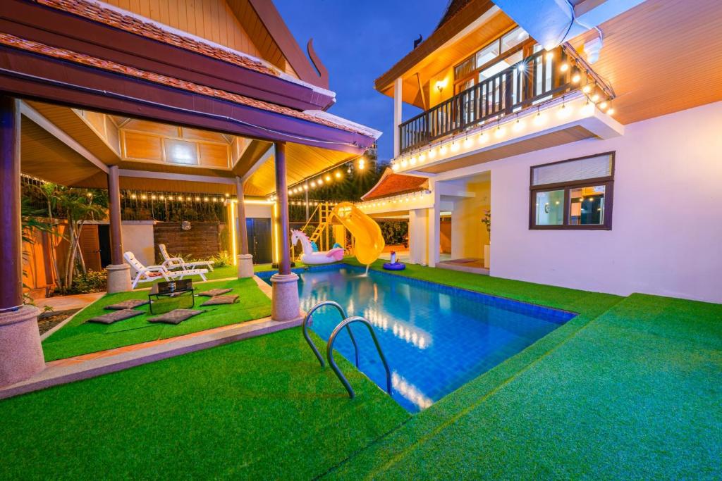 a house with a swimming pool in the yard at Bali Beach Pool Villa in Pattaya South