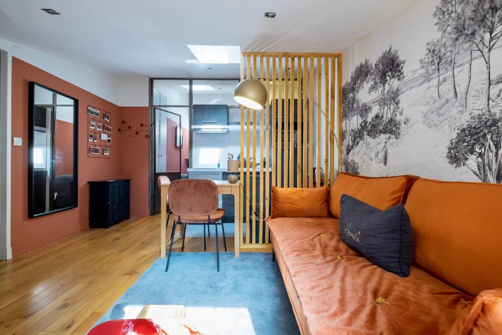 sala de estar con sofá y mesa en HONORÊ - Suite Terracotta en Lyon