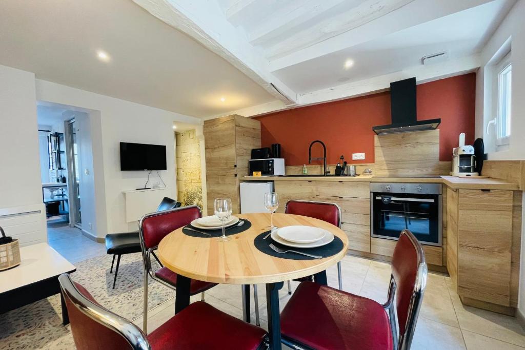 uma cozinha e sala de jantar com mesa e cadeiras em Le Mathilde Cocoon in the heart of Les Halles em Tours