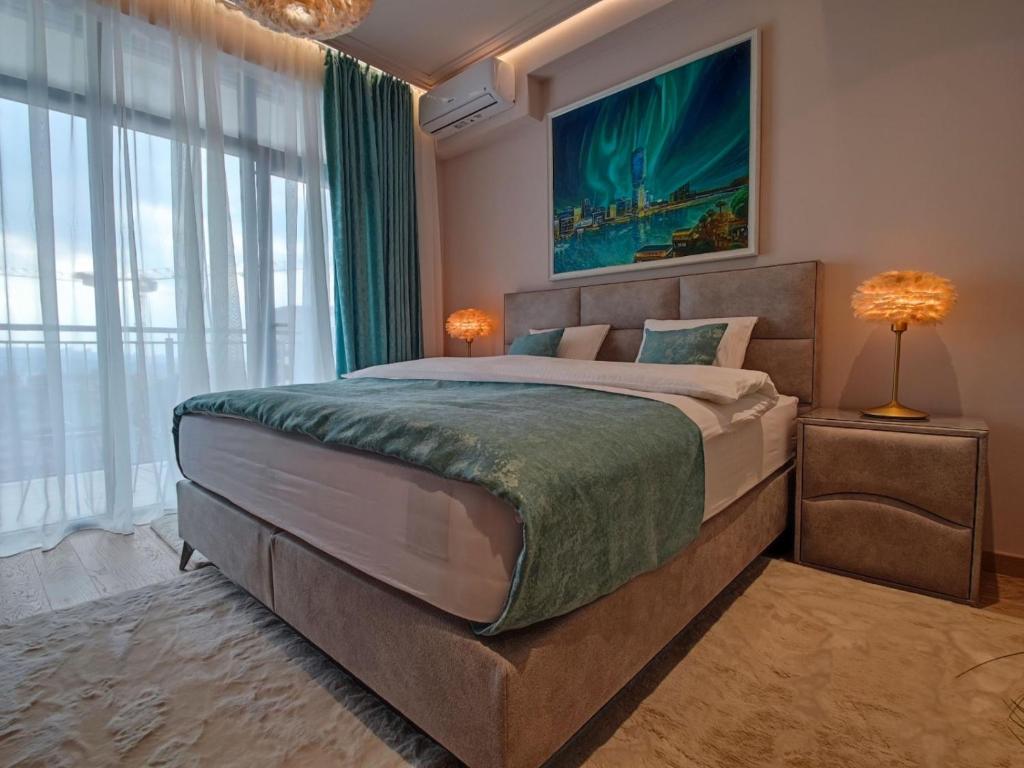 um quarto com uma cama grande e uma janela grande em Beograd na vodi - BW AURORA LUXURY em Belgrado