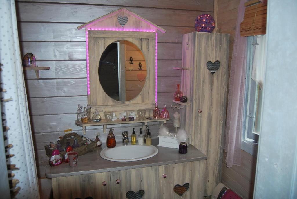 a bathroom with a sink and a mirror at Romantica Exotica in Biron