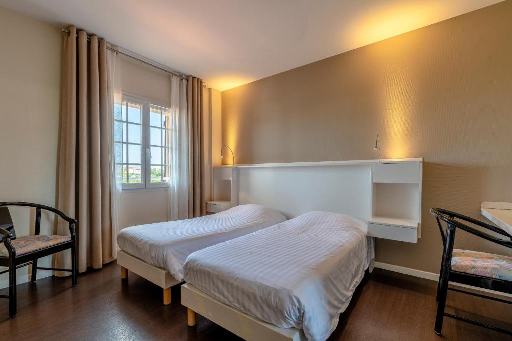 Postel nebo postele na pokoji v ubytování Logis Hôtel de L'Océan