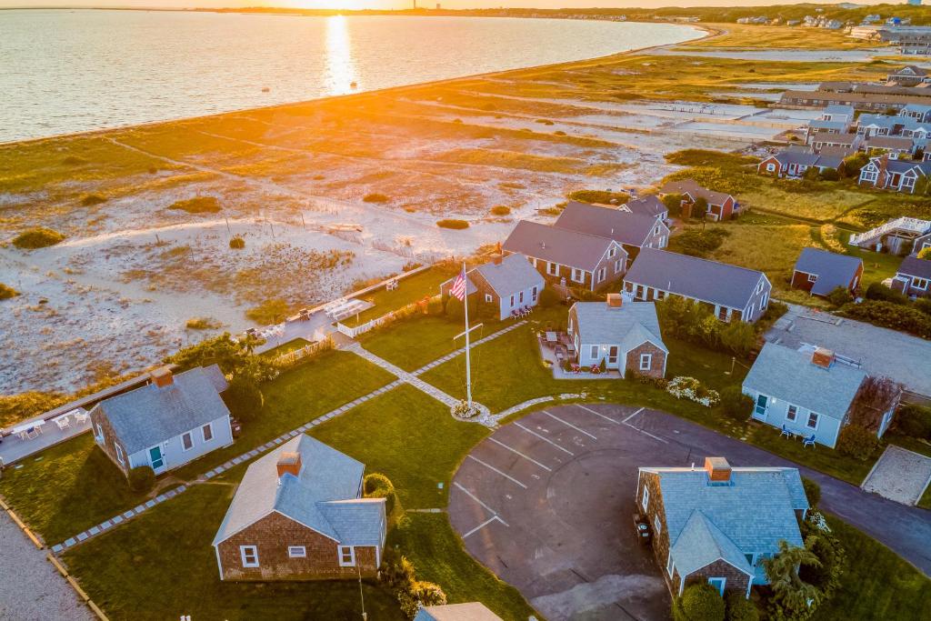 una vista aérea de una casa junto al agua en Sandbars Inn - Beachside Cottage, en North Truro