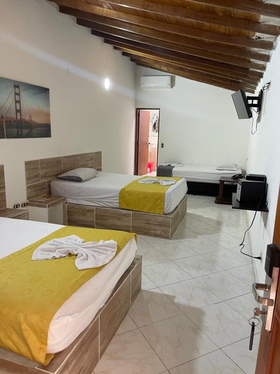 Postel nebo postele na pokoji v ubytování Hotel Brisas MEDELLIN
