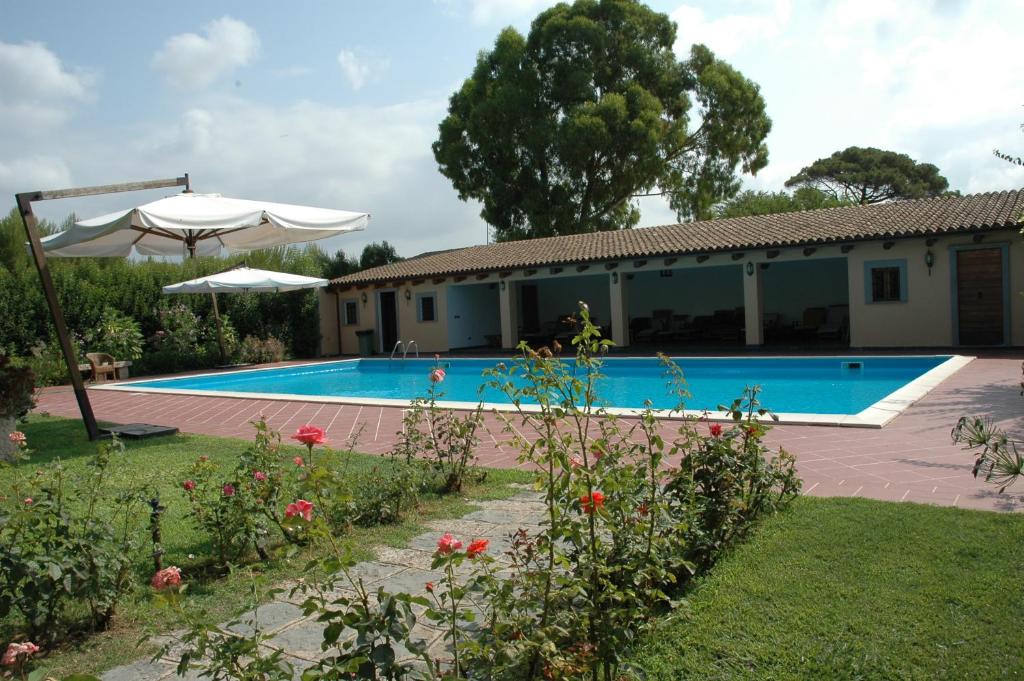 een villa met een zwembad en een huis bij Azienda Agrituristica Seliano in Paestum