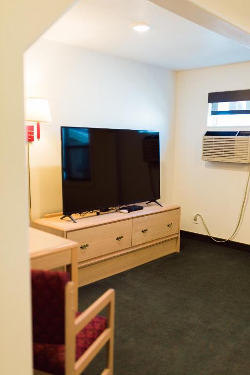 TV a/nebo společenská místnost v ubytování Two Sunsets Hotel