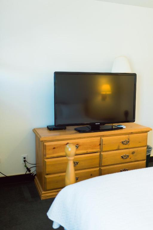 TV a/nebo společenská místnost v ubytování Two Sunsets Hotel