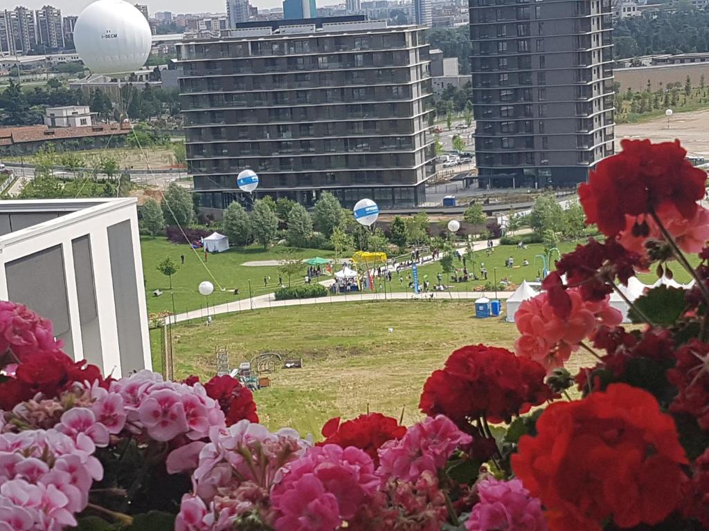 - une vue sur un parc avec des fleurs et des ballons dans l'établissement Bellissima casa di Svetlana, à Milan