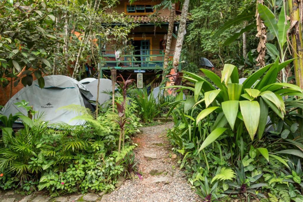 a garden with a tent and some plants at Camping Trópico de Capricórnio - Ilhabela in Ilhabela
