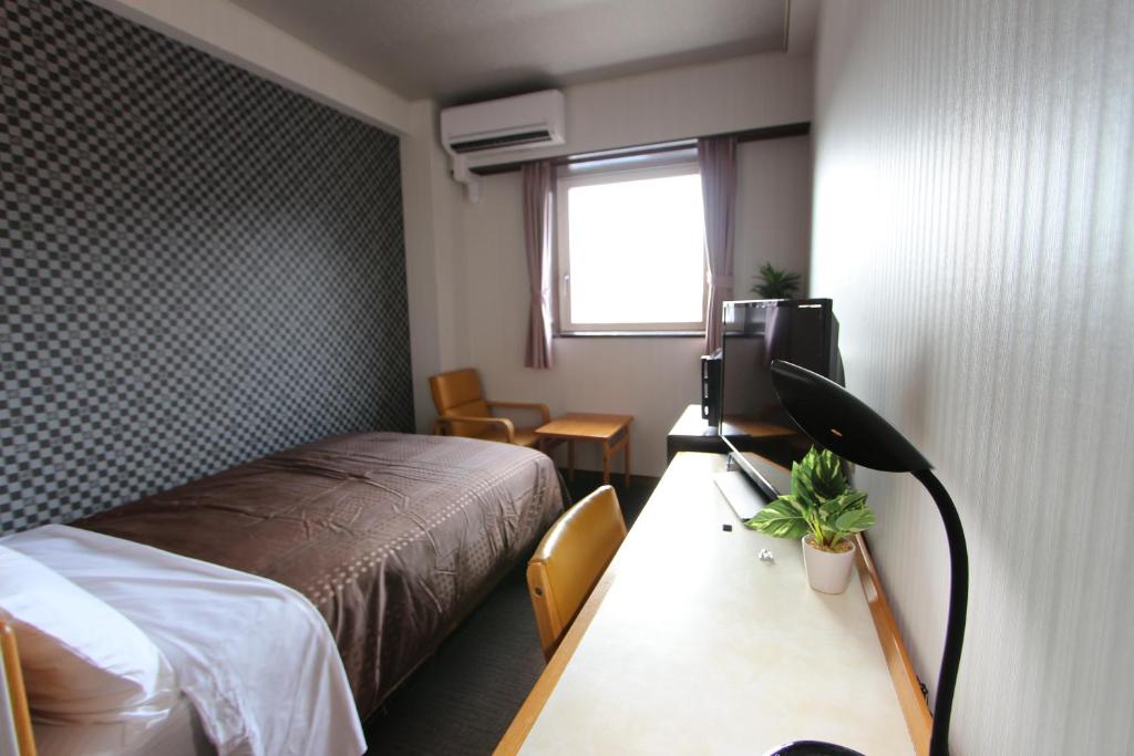 Postel nebo postele na pokoji v ubytování HOTEL LiVEMAX BUDGET Utsunomiya