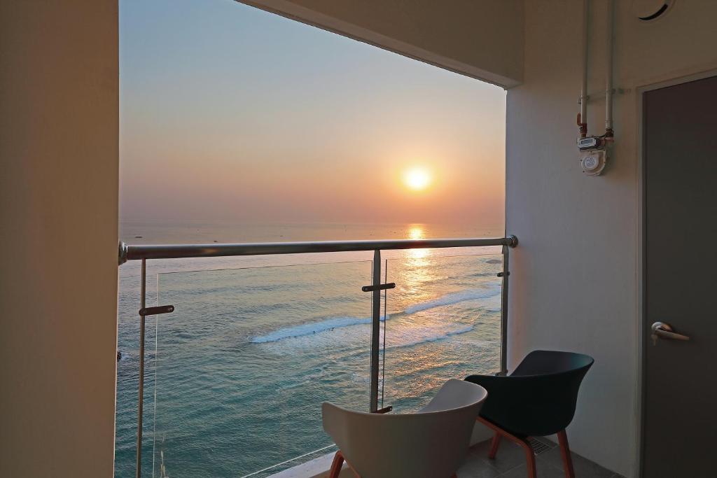 um quarto com uma janela com vista para o oceano em Heavenmark in Sokcho em Sokcho