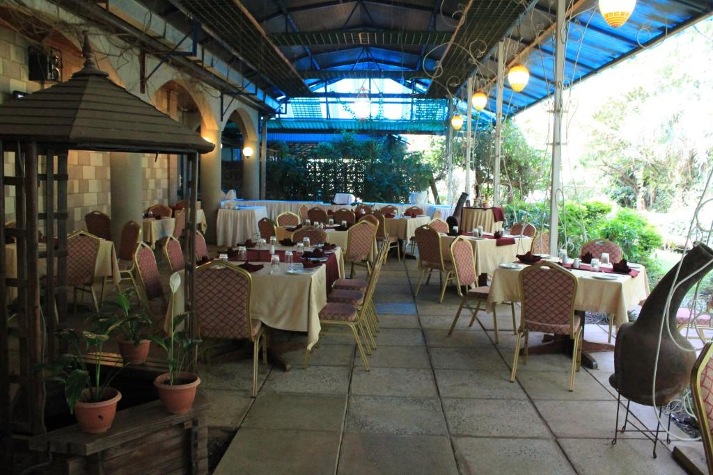Restaurace v ubytování La Mada Hotel