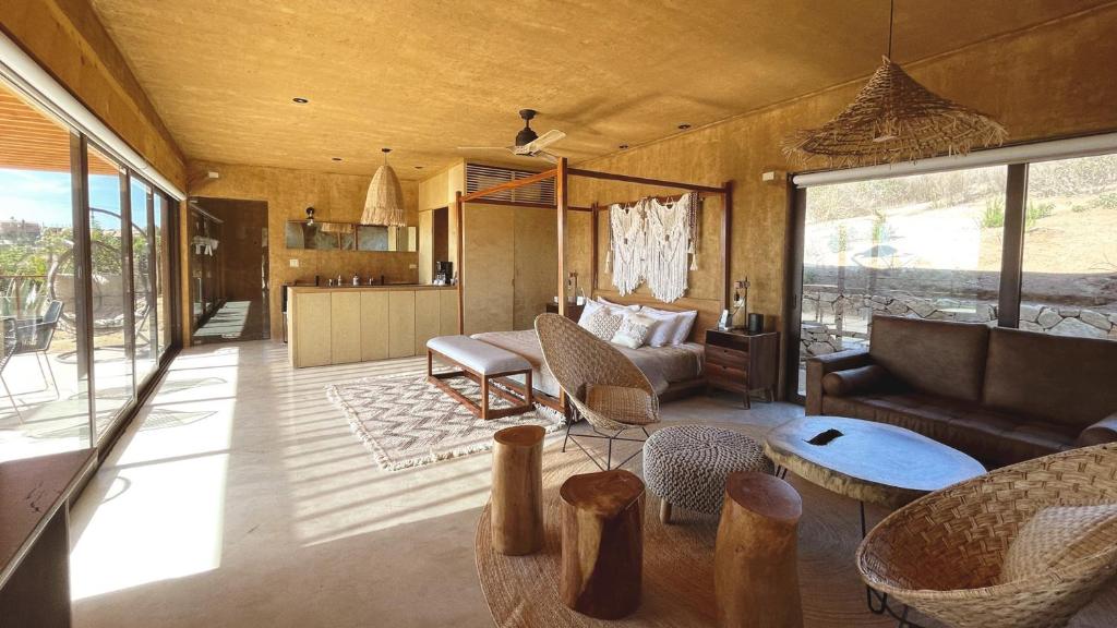 ein Wohnzimmer mit einem Sofa und einem Tisch in der Unterkunft Mexico en la Piel in Valle de Guadalupe