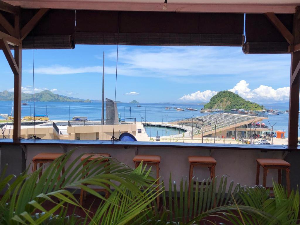 Blick auf den Yachthafen von einem Gebäude in der Unterkunft Blue Ocean Hotel in Labuan Bajo