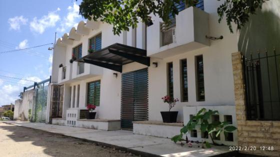 un gran edificio blanco al lado de una calle en Departamentos de la Reina Roja en Palenque