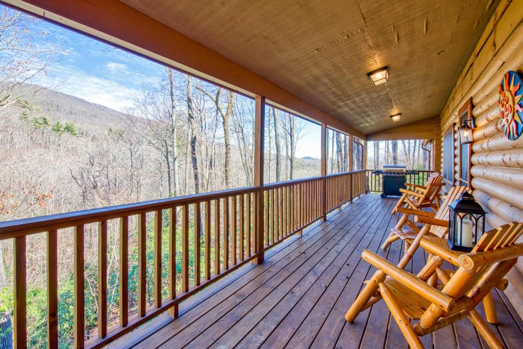 een veranda met schommelstoelen en uitzicht op de bergen bij Mountain Slumber in Sapphire