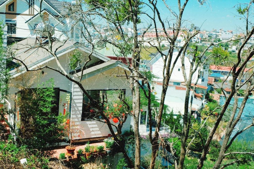 Výhled na řeku, která protéká v blízkosti hotelu