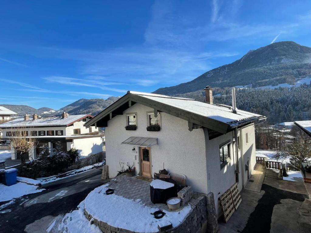 uma casa branca com montanhas ao fundo em Haus Erich K. em Berchtesgaden