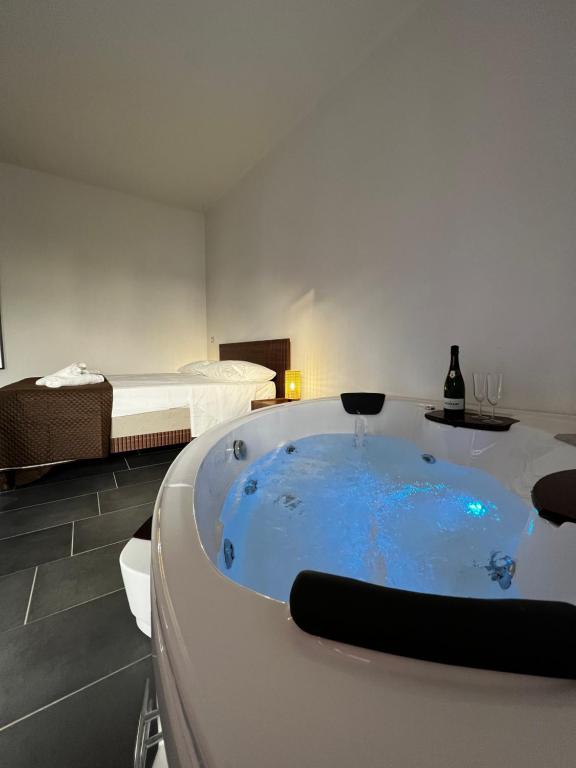 een bad in een kamer met een bed bij Habitat Luxury Suites in Bellona