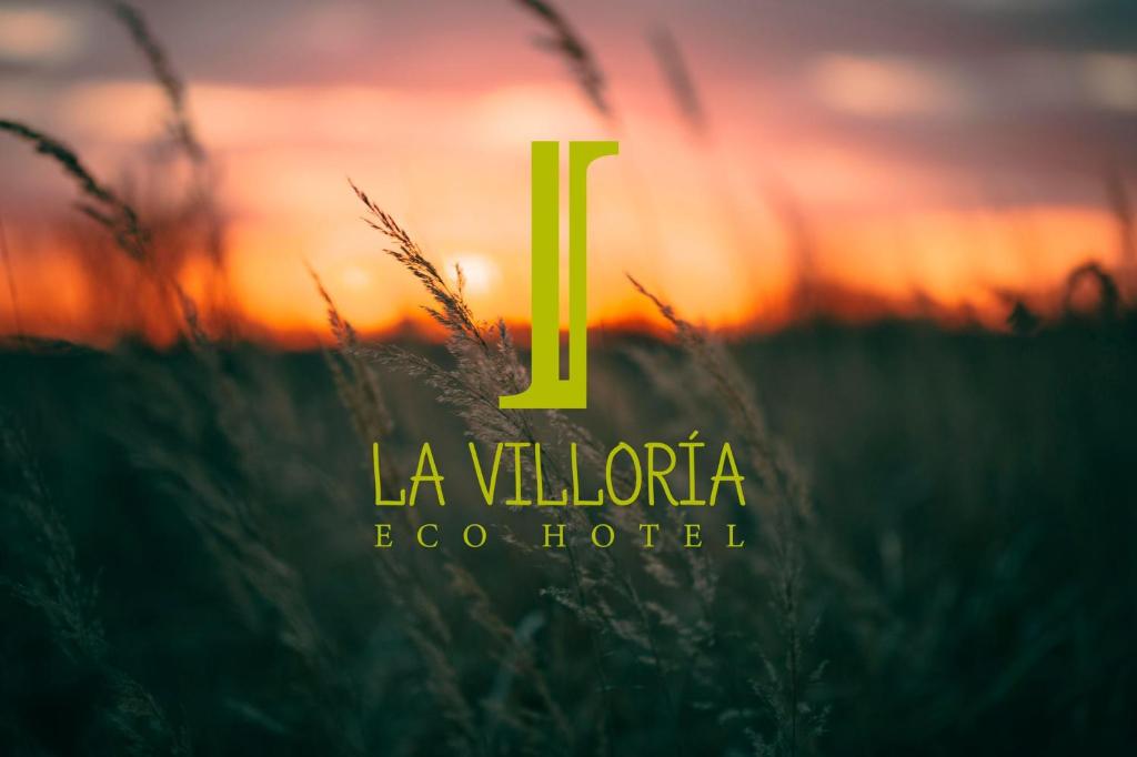 un logotipo para un hotel con un campo de hierba en Hotel Restaurante La Villoría, en Medina Sidonia