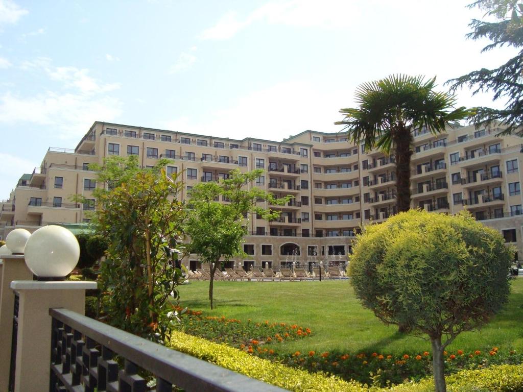 duży budynek apartamentowy z parkiem przed nim w obiekcie Luxury Apartment Zlatna Kotva w Złotych Piaskach