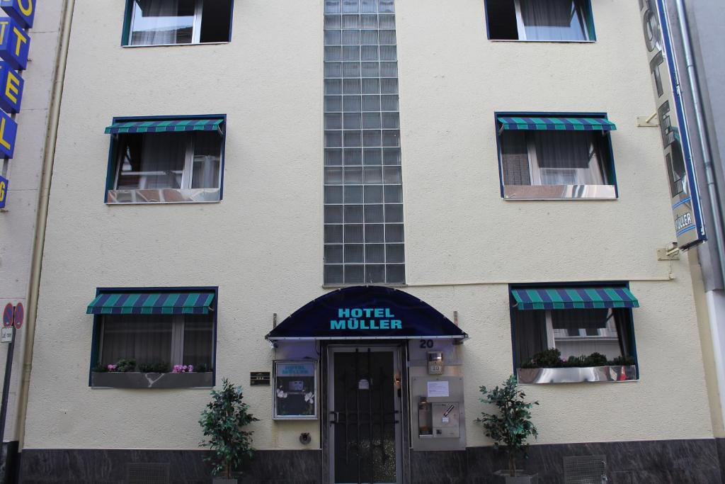 a hotel building with a hotel window and a door at Hotel Müller Köln in Cologne