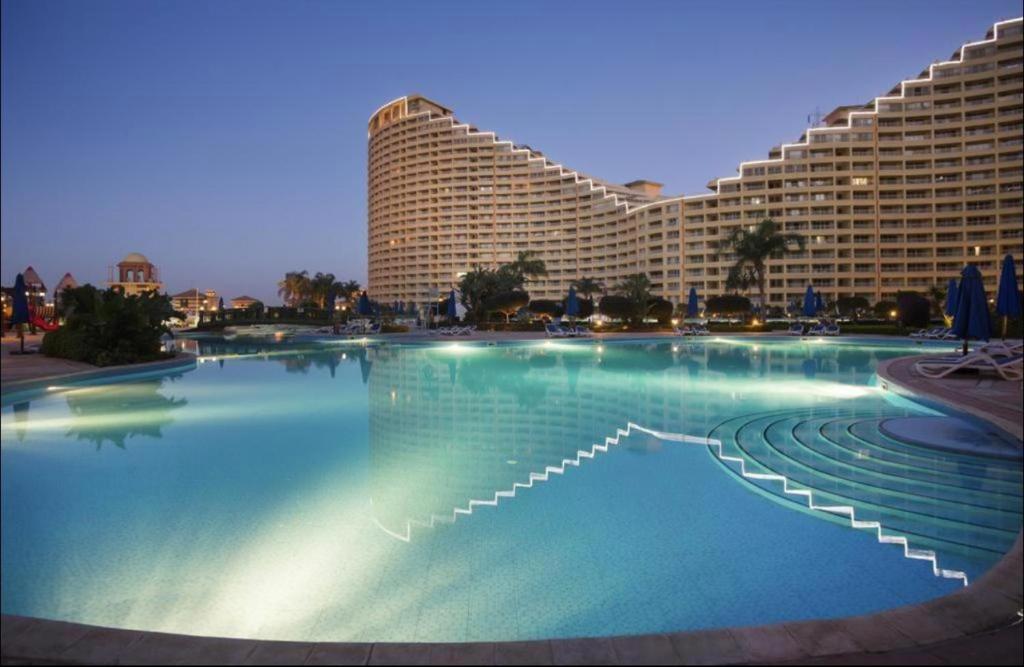 una gran piscina frente a un gran edificio en Amazing sea view Pentahouse Apartment in Pyramids Porto El-Sokhna, en Ain Sokhna